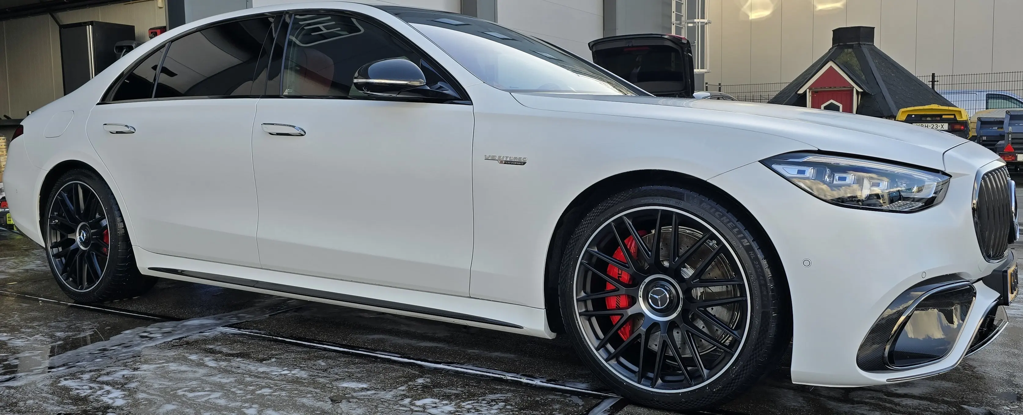 Witte Mercedes-AMG S63 op locatie