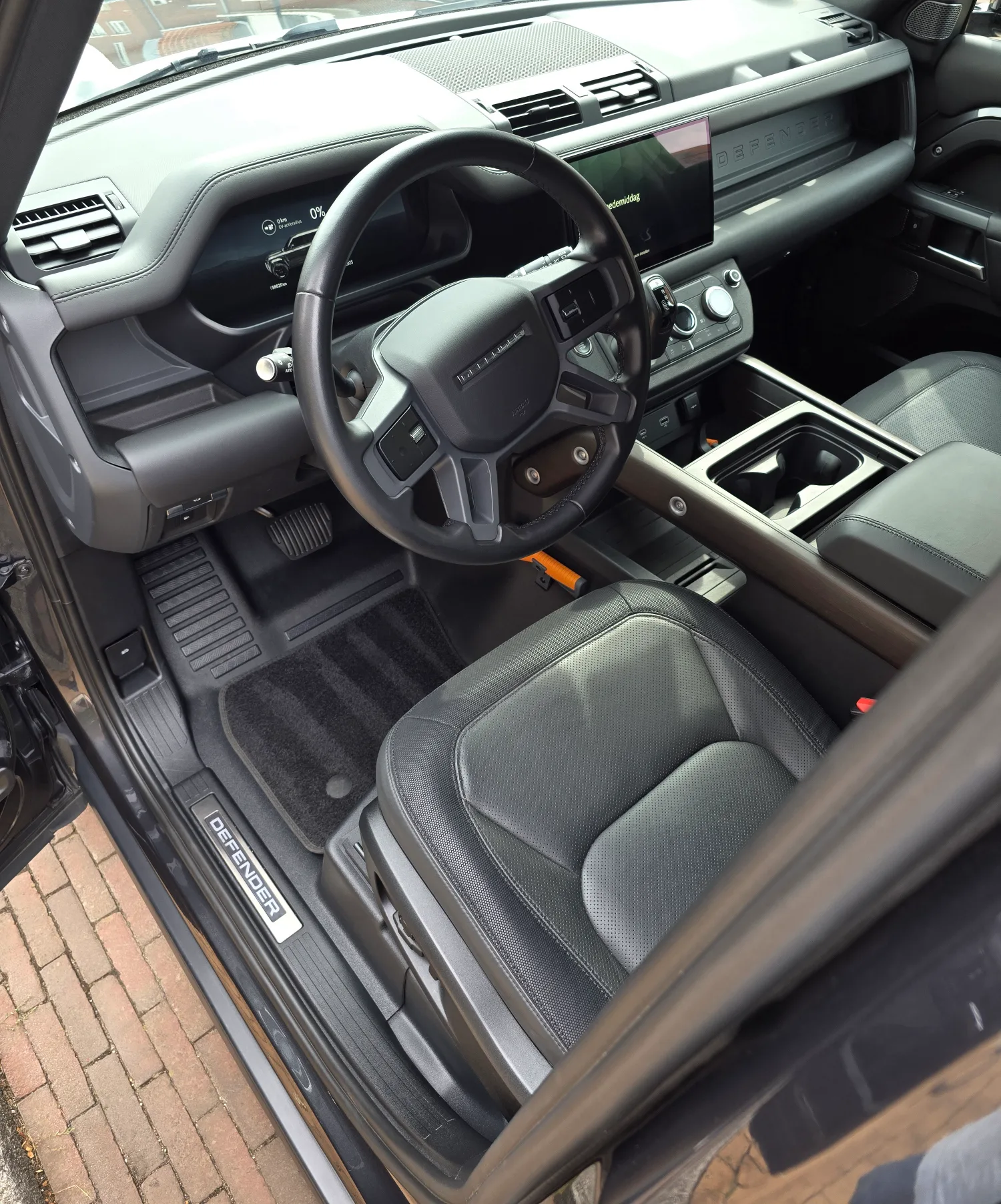 Land Rover Defender zwart interieur na reiniging